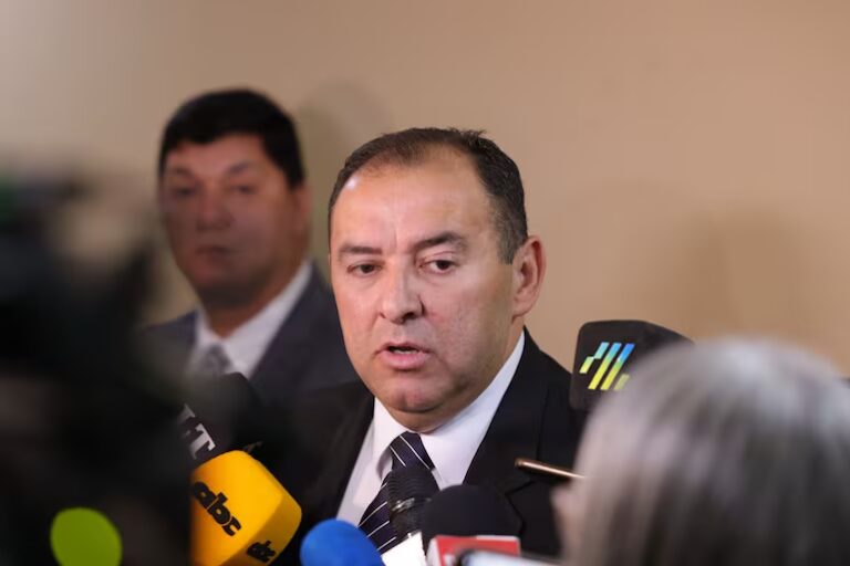 Líder acusa a Arriola de perseguirlo para “pagar” sus blanqueos como fiscal corrupto