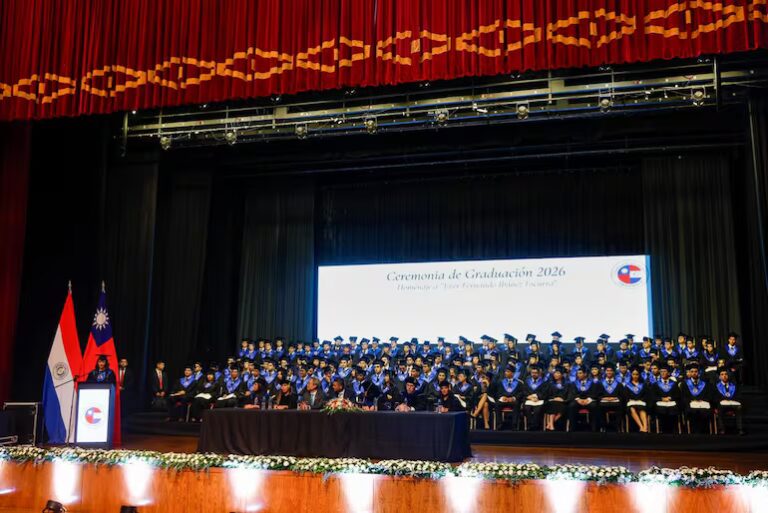 Más de 130 nuevos ingenieros se gradúan en la Universidad Politécnica Taiwán-Paraguay