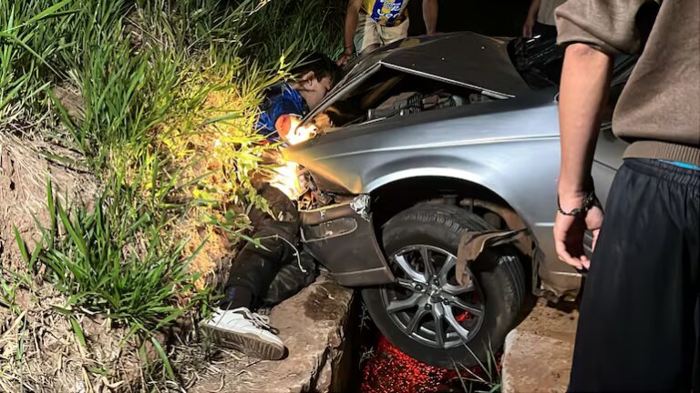Menor habría provocado choque al intentar defender a su madre de su padre armado