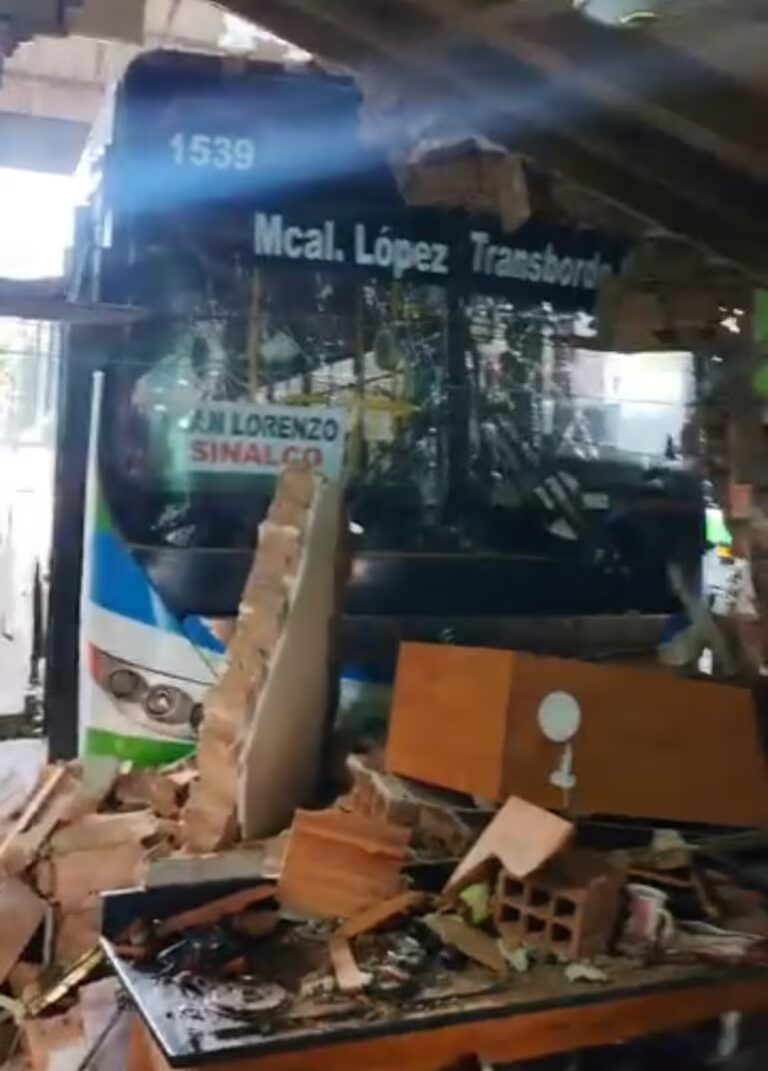 Ómnibus choca contra una casa en San Lorenzo y deja a una mujer grave