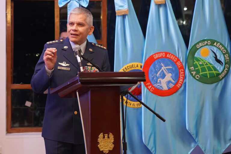 Petro preguntó al jefe de la Fuerza Aérea tras la disputa por el accidente con 69 militares que murieron