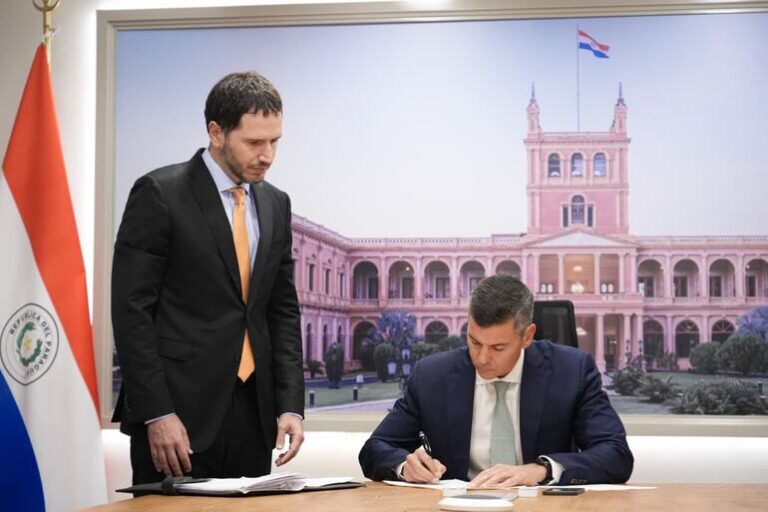 Santiago Peña promulga ley que reforma la caja fiscal