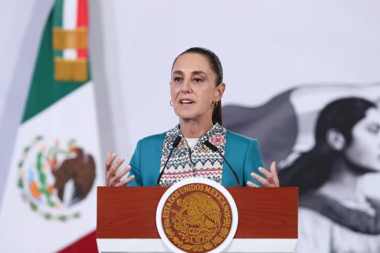 Sheinbaum confirma que todas las instalaciones de Pemex en el Golfo de México están siendo inspeccionadas para contener el derrame.