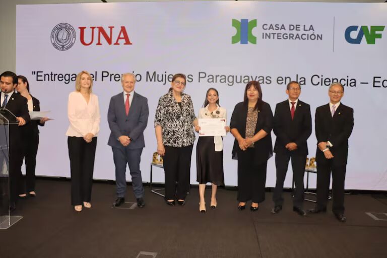 UNA premia a investigadoras con galardón Mujeres Paraguayas en Ciencia
