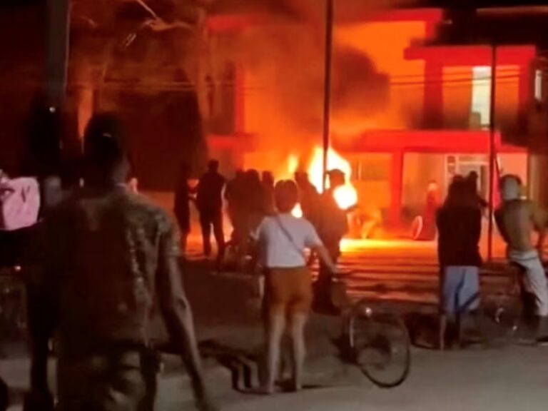 Un grupo de manifestantes se manifiestan en la sede del Partido Comunista en un pueblo de Cuba