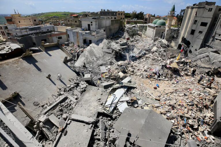 Últimas noticias de la guerra entre Estados Unidos e Israel contra Irán, en vivo | Israel y Hezbollah han intercambiado ataques mientras Trump ataca a Irán por mantener el bloqueo de los países de Ormuz.