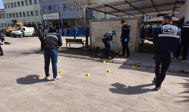 Al menos cuatro han muerto, tres de ellos niños, en un tiroteo en una escuela en el sur de Turquía