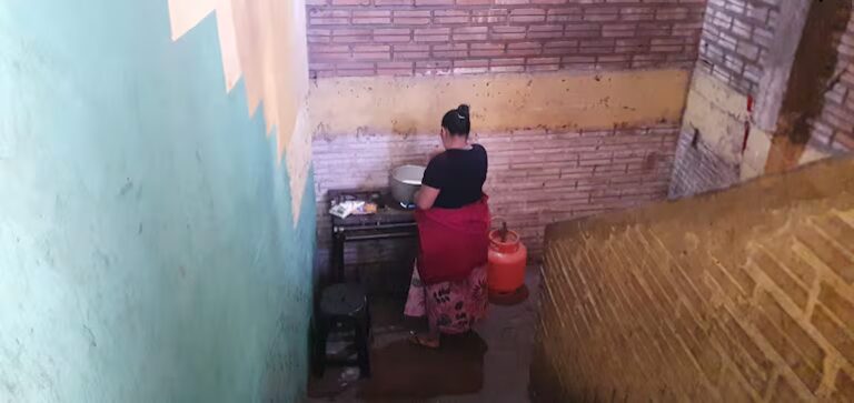 Almuerzo de Hambre Cero se prepara en una escalera por falta de cocina en una escuela de Ciudad del Este