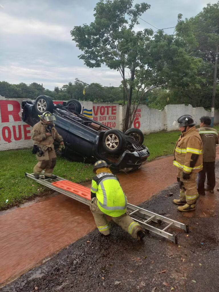 Aparatoso vuelco con suerte en medio del temporal en Luque