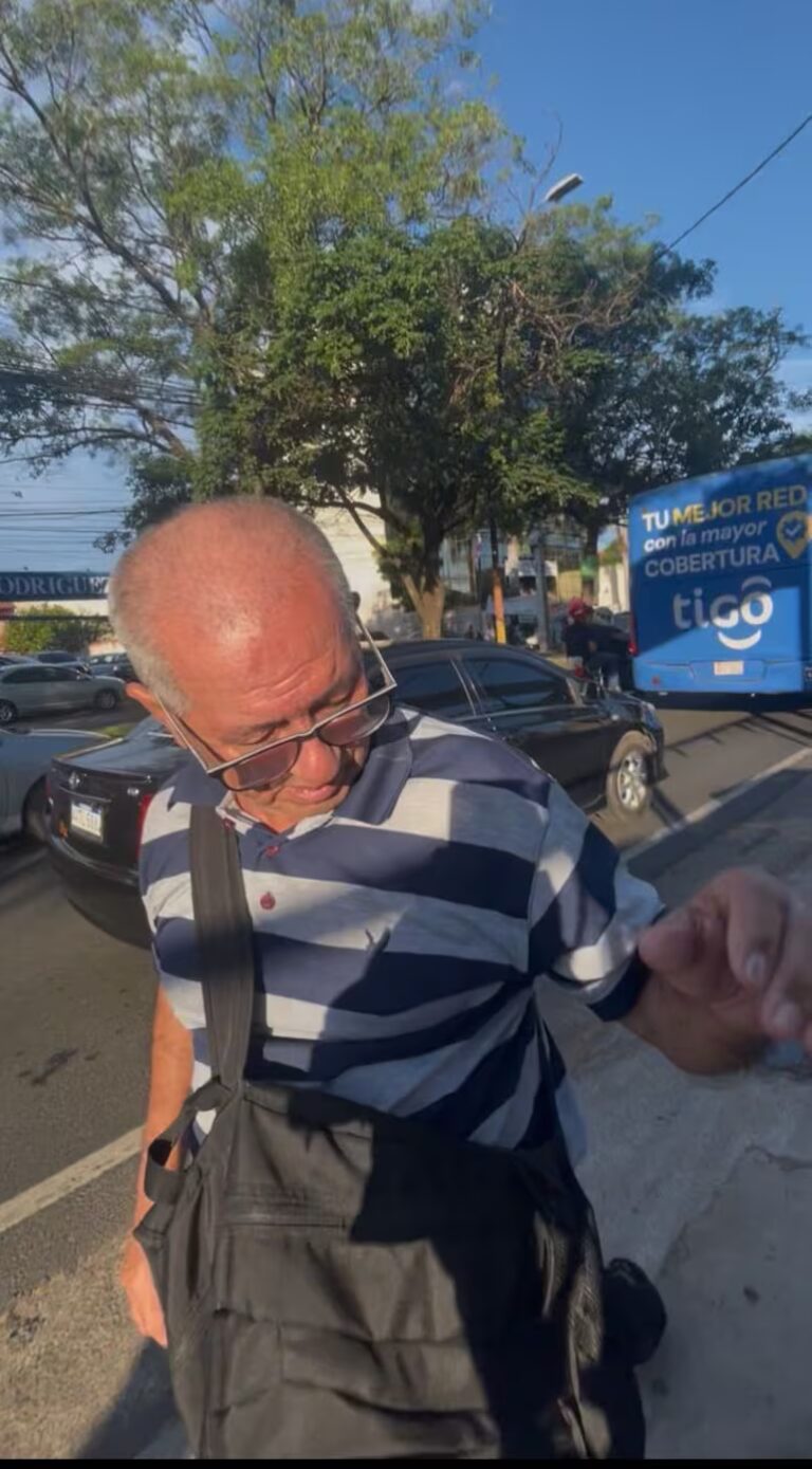 Denuncian caso de acoso en colectivo: víctima grabó al presunto agresor