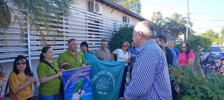 Docentes y jubilados protestan frente al IPS de Ñeembucú por falta de medicamentos y especialistas