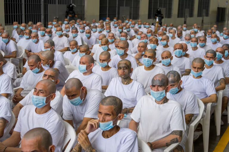El Salvador procesa a cerca de 500 líderes de la Mara Salvatrucha en medio de condena internacional