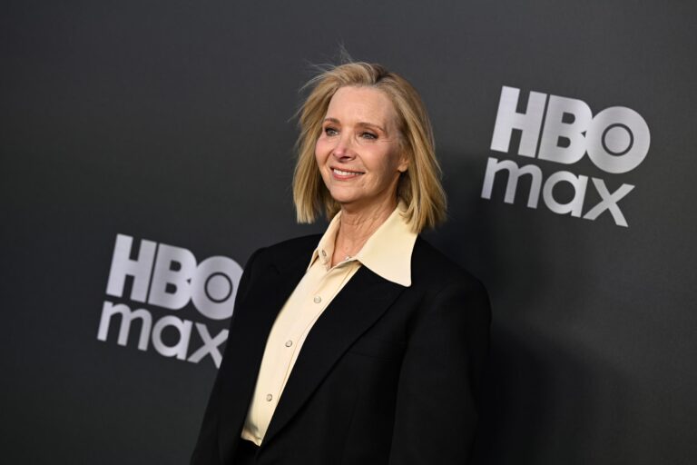 El elenco de ‘Friends’ sigue ganando 20 millones de dólares al año con la serie, según revela Lisa Kudrow.