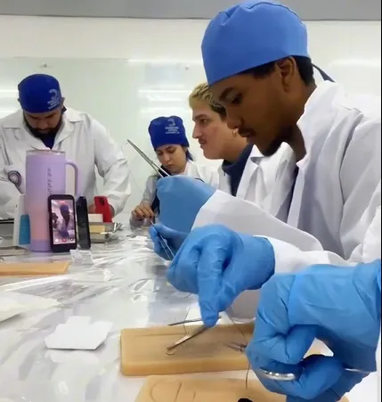 Estudiantes de medicina realizan prácticas de sutura en la UCP Pedro Juan Caballero