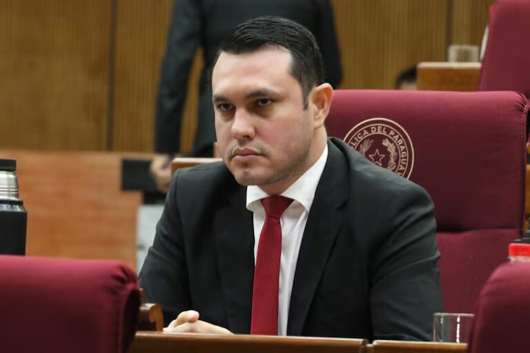 Exigen expulsión de senador que habría amedrentado a fiscala
