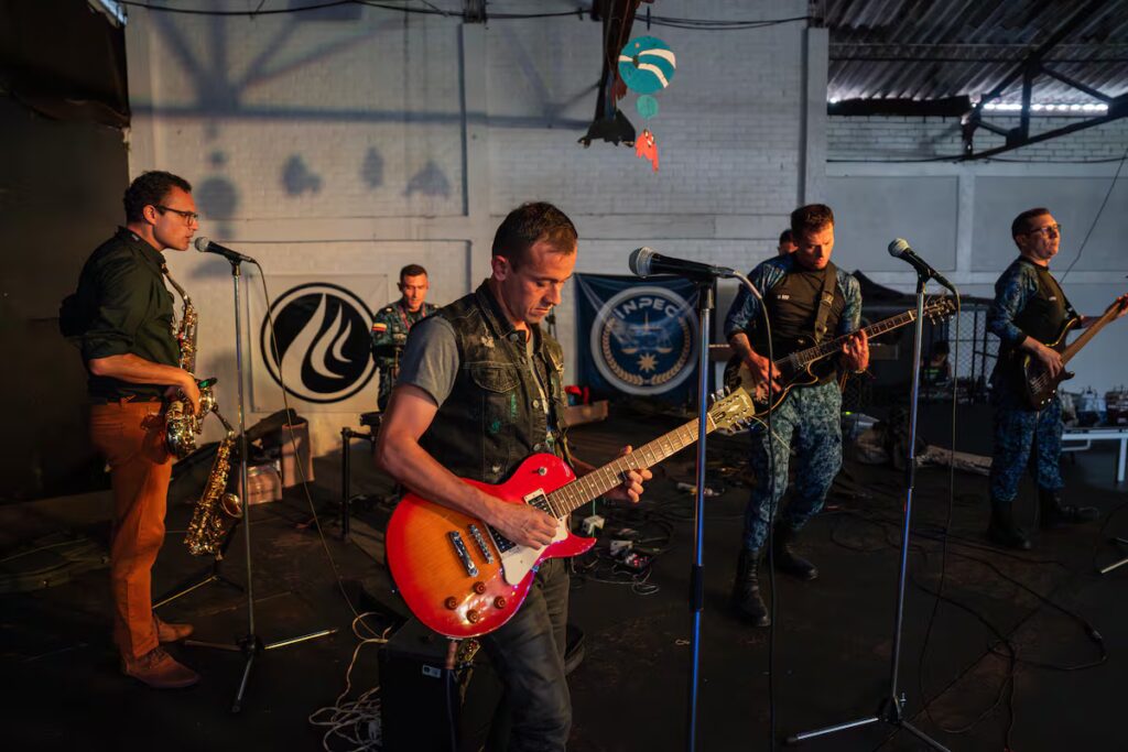 Guardias y reclusos se unen para cambiar sus vidas con una piedra en la cárcel Modelo de Bogotá