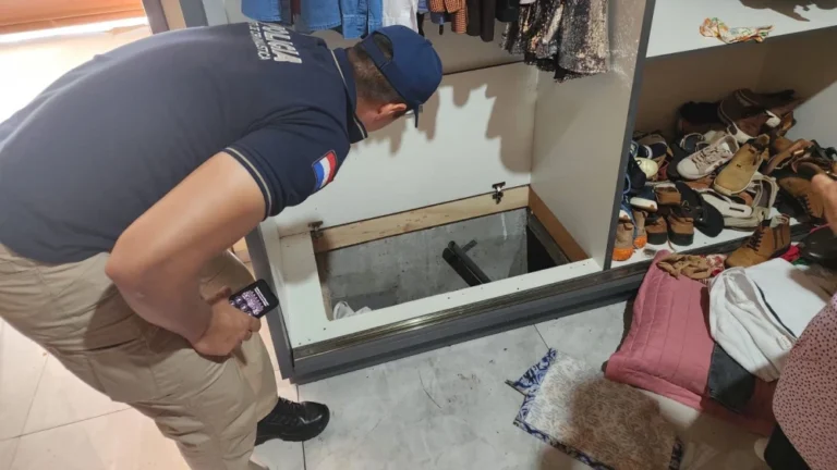 Hallan un túnel, armas de guerra y drogas en una vivienda buscando a Barón Escurra