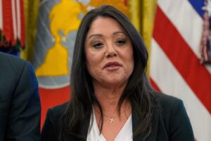 La Secretaria de Trabajo de Estados Unidos, Lori Chávez-DeRemer, renunció por acusaciones de abuso de poder.