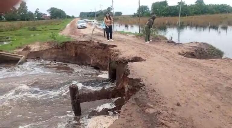 Lluvias provocan colapso de puente y anticipan impacto de un intenso fenómeno climático en Ñeembucú