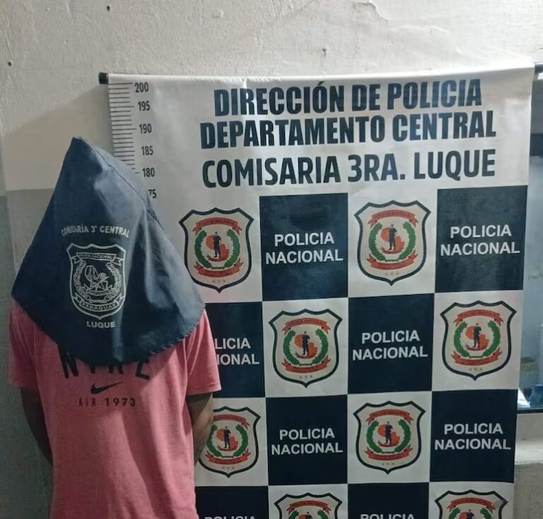 Luque: joven cae tras hurtar motocicleta en estacionamiento de supermercado