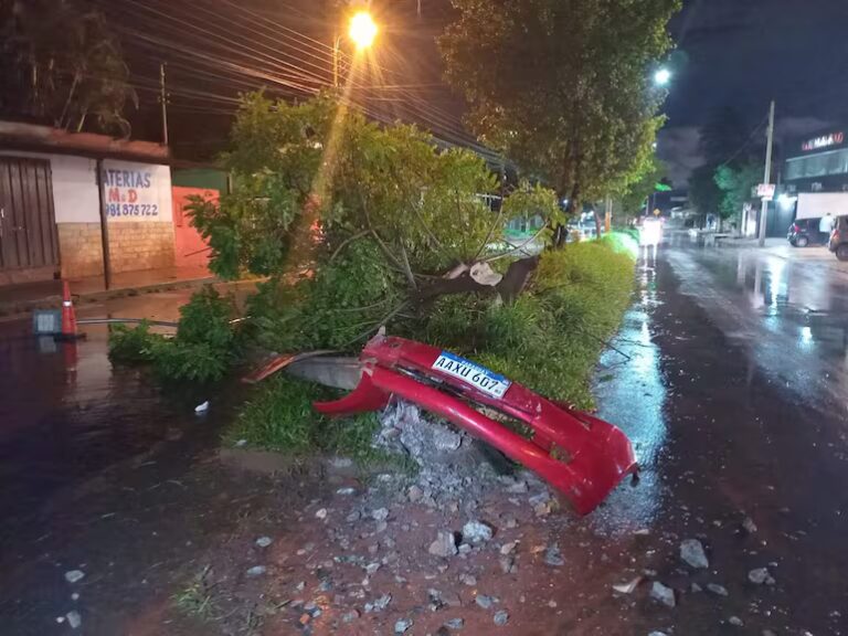 Menor al volante chocó contra columna y árbol en Ñemby