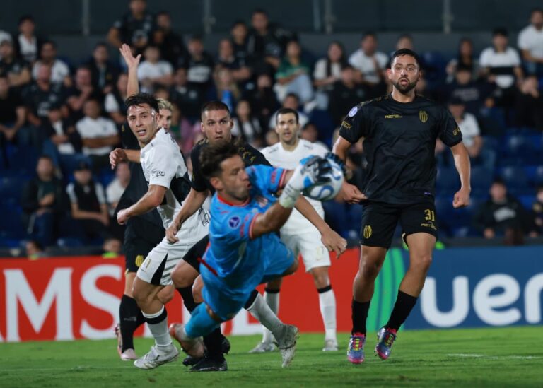 Olimpia no pudo romper el cerco de Juan Espínola