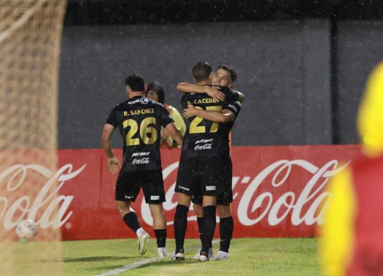 Olimpia vacunó al Rubio en CDE y es más líder que nunca