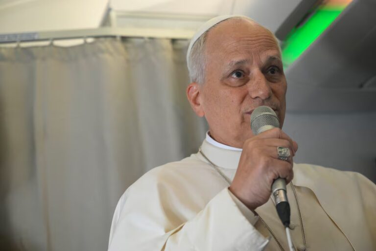 Retrato de un niño musulmán llevado por el Papa León XIV | Países