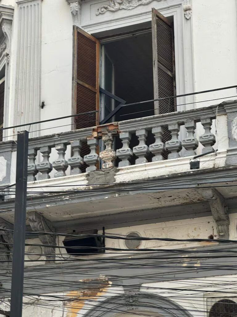 Sacan cartel de edificio histórico donde funciona conocido bar céntrico de Asunción