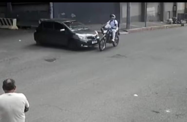 Video: choque en el microcentro deja un motociclista herido y un peatón afectado