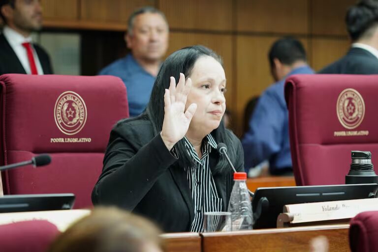 Yolanda Paredes tilda de “cobarde” a Peña por no renegociar Itaipú con Lula