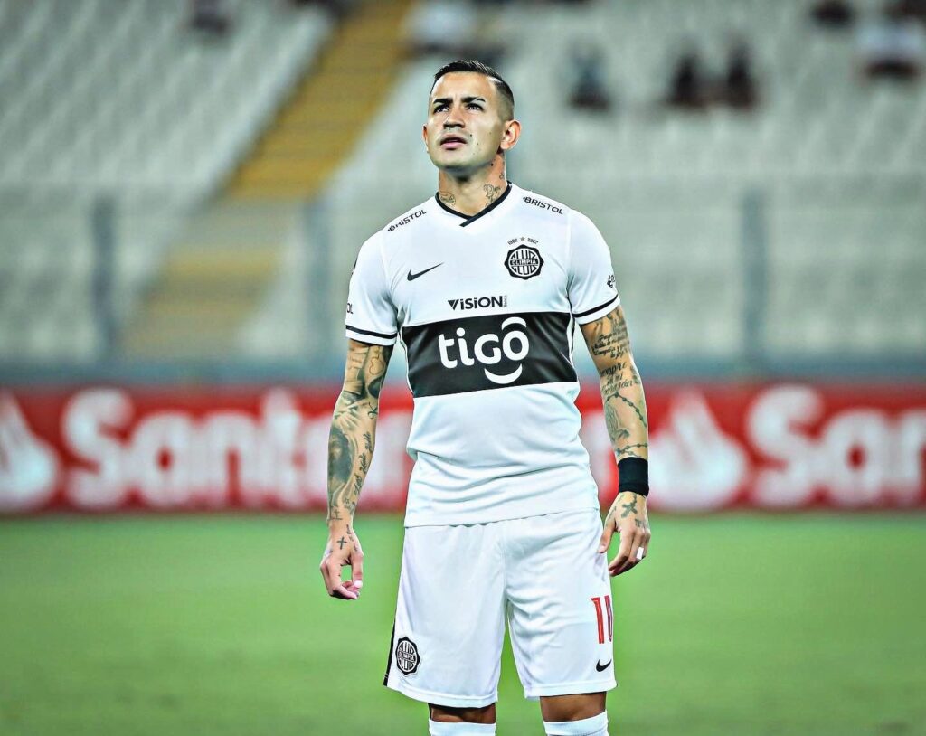 ¡No puede ser! Derlis González resintió su lesión en la rodilla