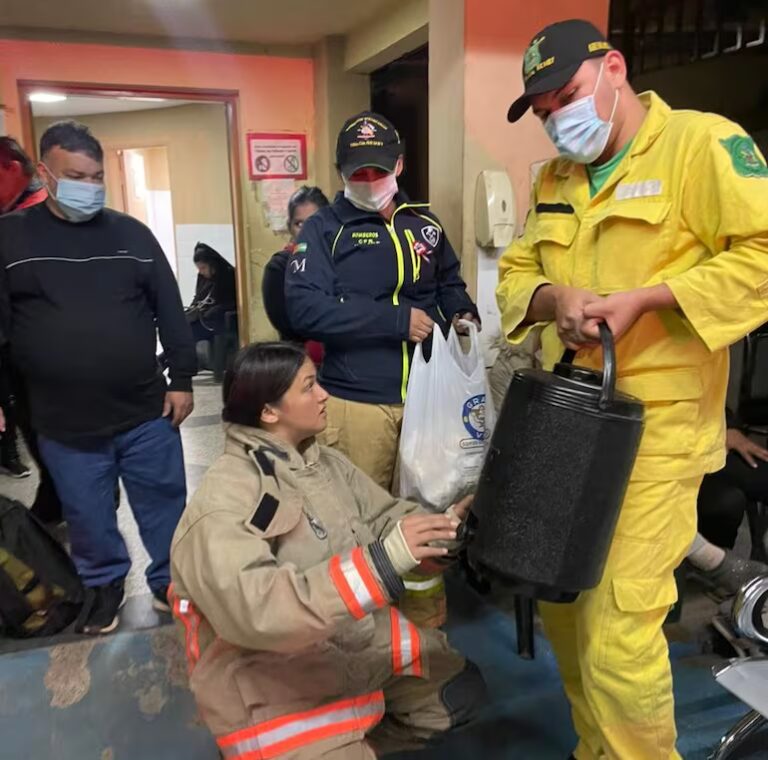 Bomberos voluntarios reparten cocido a familiares de pacientes ante el intenso frío