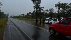 Camioneta de la SENAD volcó sobre la Ruta PY01 en Santa Rosa, Misiones
