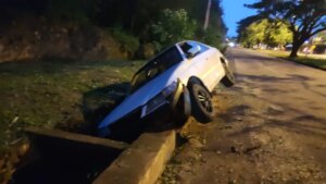 Conductor ebrio con su familia a bordo cayó en desagüe pluvial en Pedro Juan Caballero