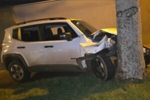 Conductora evitó chocar a una moto y terminó impactando contra un árbol en Pedro Juan Caballero