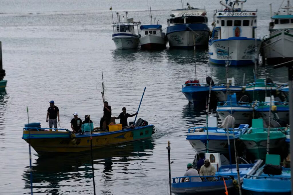 Drones que disparan y el misterioso comerciante azul: el miedo de los pescadores ecuatorianos