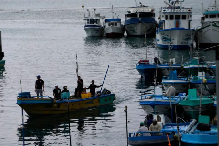 Drones que disparan y el misterioso comerciante azul: el miedo de los pescadores ecuatorianos