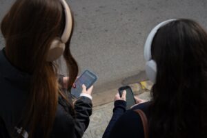 El Defensor del Pueblo pide a las organizaciones que expliquen cómo protegen a los niños de los «peligros peligrosos» de las redes sociales.