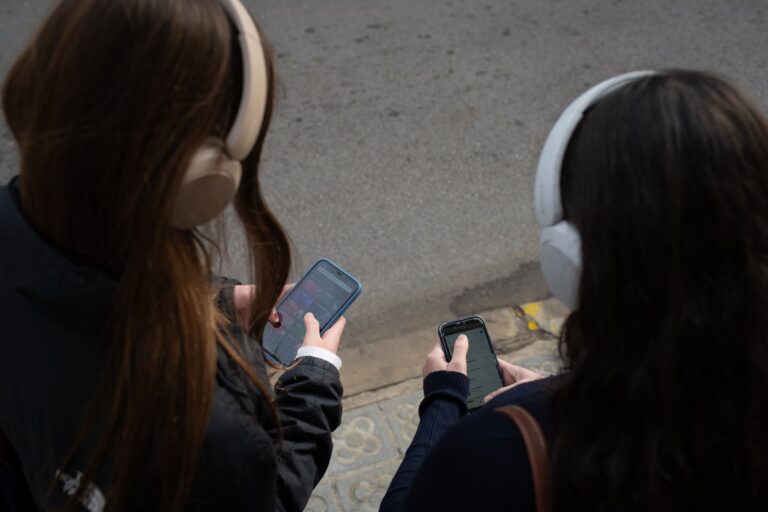 El Defensor del Pueblo pide a las organizaciones que expliquen cómo protegen a los niños de los «peligros peligrosos» de las redes sociales.