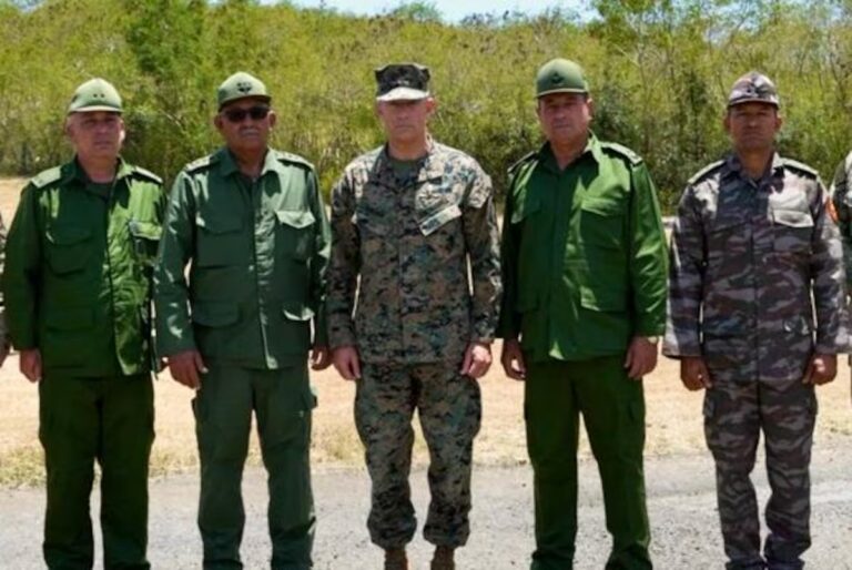El comandante del Comando Sur se reúne con militares cubanos en las afueras de la base de Guantánamo