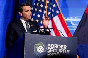 El fiscal general de Estados Unidos advierte que habrá más demandas contra políticos mexicanos por colaboración con grupos armados.