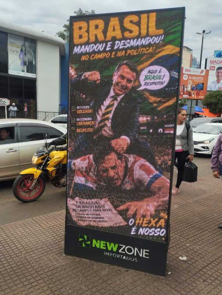Flávio Bolsonaro pide investigar carteles ofensivos que involucran a su padre