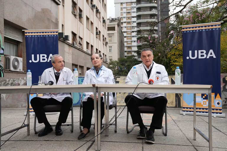 La motosierra de Milei sale de hospitales universitarios en Argentina al borde del otoño