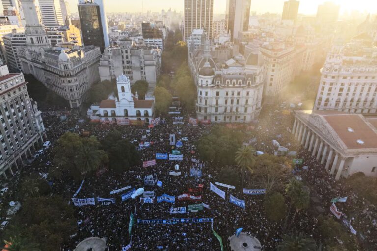 La principal manifestación contra los recortes de las universidades públicas en Argentina: «Es nuestro futuro como sociedad, como pueblo»