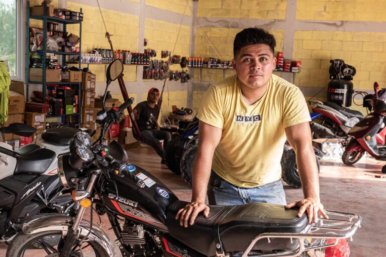 La promesa de 1.000 dólares a cambio de ser uno de los deportados Trump: ‘Quería salir de prisión, no de EE.UU.’ | A NOSOTROS