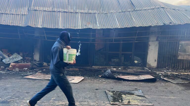 Las imágenes que deja el incendio en Itauguá: arduo trabajo de bomberos y comerciantes