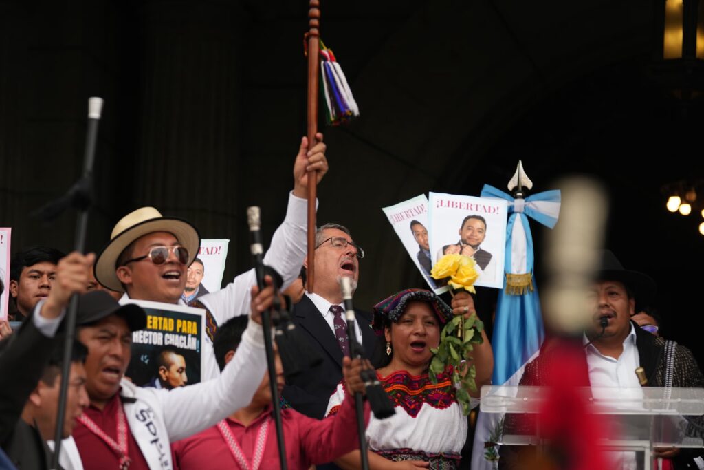 Líderes culturales que salvaron al presidente Arévalo de Guatemala cumplen un año de prisión acusados ​​de «terrorismo»