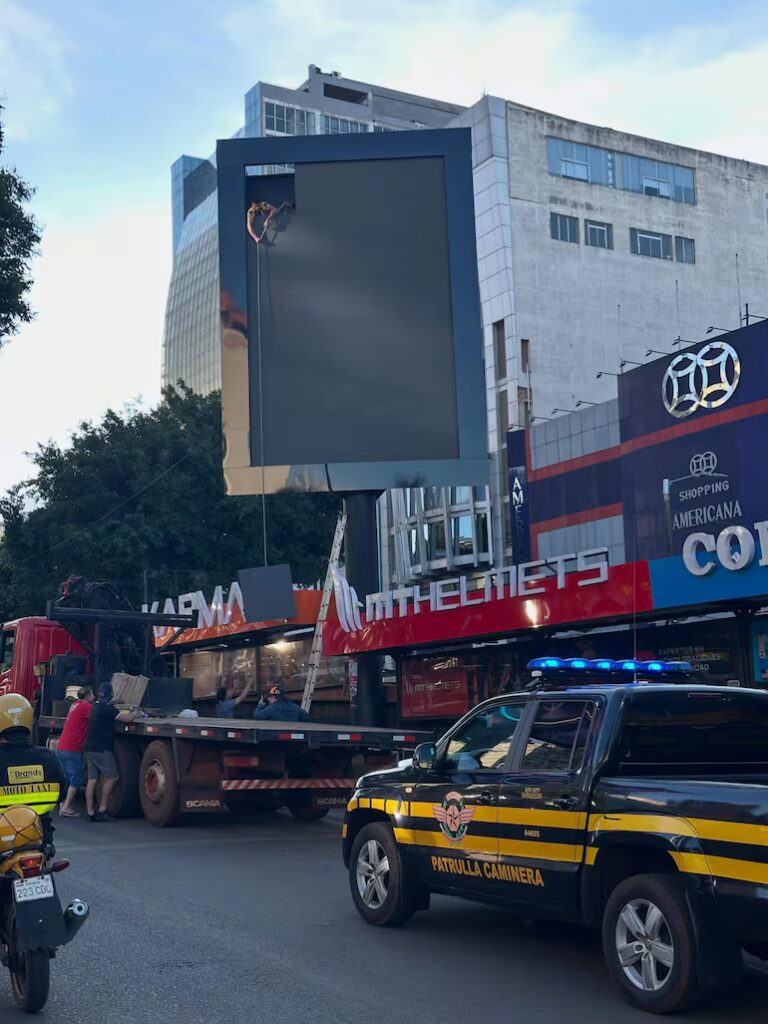 MOPC inició retiro de pantallas tras escándalo por mensajes ofensivos en Ciudad del Este