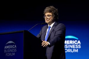 Milei pasa por el piojo de hierro del servicio meteorológico argentino, que advierte sobre un congelamiento de datos.